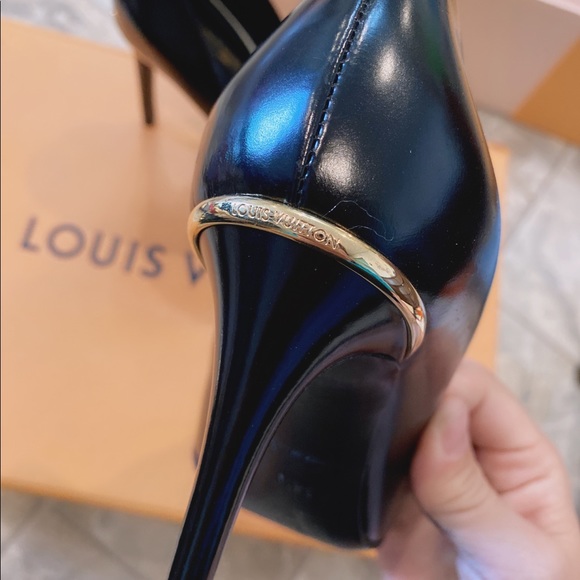 Louis Vuitton - Picture 4 of 5